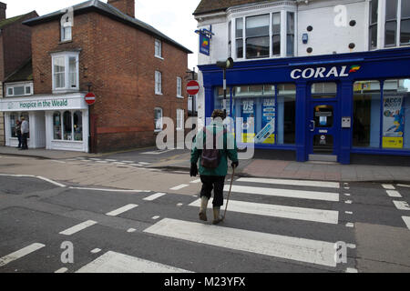 Edenbridge,UK,4 Febbraio 2018,luminosa e soleggiata giornata in Edenbridge, Kent. Le persone continuano la loro routine quotidiana nonostante il freddo, la previsione è per la neve nel Sud Est per tutta la notte e domani in©Keith Larby/Alamy Live News Foto Stock