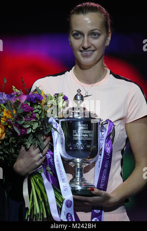 San Pietroburgo, Russia. 4 febbraio, 2018. Petra KVITOVA di Repubblica Ceca detiene il suo trofeo dopo la vittoria di San Pietroburgo Ladies Trophy ATP torneo di tennis partita finale a San Pietroburgo, Russia, febbraio 04, 2018 Credit: Igor Russak/SOPA/ZUMA filo/Alamy Live News Foto Stock