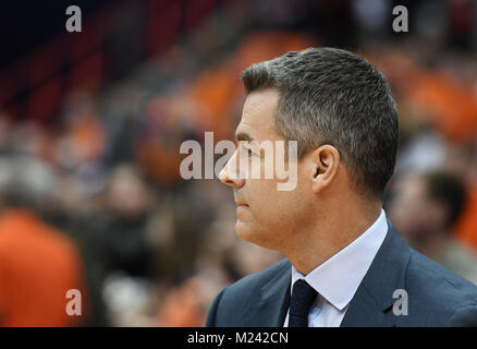 Syracuse, NY, STATI UNITI D'AMERICA. 3 febbraio, 2018. Virginia Cavalier head coach Tony Bennett prima di Virginia sconfiggere Siracusa 59-44 nella parte anteriore del 27,083 fans in un matchup ACC al Carrier Dome in Syracuse, New York. Foto di Alan Schwartz/Cal Sport Media/Alamy Live News Foto Stock