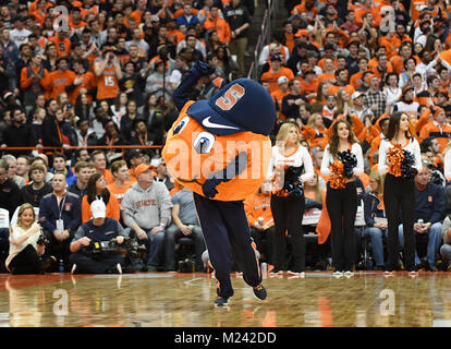 Syracuse, NY, STATI UNITI D'AMERICA. 3 febbraio, 2018. La mascotte di Siracusa Otto le Orange intrattiene la folla prima di Virginia sconfiggere Siracusa 59-44 nella parte anteriore del 27,083 fans in un matchup ACC al Carrier Dome in Syracuse, New York. Foto di Alan Schwartz/Cal Sport Media/Alamy Live News Foto Stock