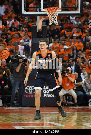 Syracuse, NY, STATI UNITI D'AMERICA. 3 febbraio, 2018. Virginia Cavalier guard Kyle Guy #5 in azione come Virginia sconfitto Siracusa 59-44 nella parte anteriore del 27,083 fans in un matchup ACC al Carrier Dome in Syracuse, New York. Foto di Alan Schwartz/Cal Sport Media/Alamy Live News Foto Stock