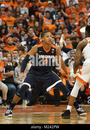 Syracuse, NY, STATI UNITI D'AMERICA. 3 febbraio, 2018. Virginia Cavalier guard Devon Hall #0 sulla difesa come Virginia sconfitto Siracusa 59-44 nella parte anteriore del 27,083 fans in un matchup ACC al Carrier Dome in Syracuse, New York. Foto di Alan Schwartz/Cal Sport Media/Alamy Live News Foto Stock