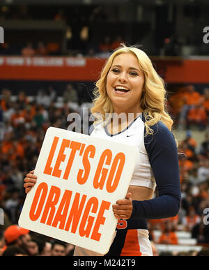 Syracuse, NY, STATI UNITI D'AMERICA. 3 febbraio, 2018. Il siracusano cheerleaders intrattenere la folla come Virginia sconfitto Siracusa 59-44 nella parte anteriore del 27,083 fans in un matchup ACC al Carrier Dome in Syracuse, New York. Foto di Alan Schwartz/Cal Sport Media/Alamy Live News Foto Stock