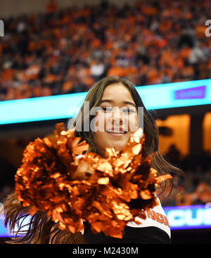 Syracuse, NY, STATI UNITI D'AMERICA. 3 febbraio, 2018. Siracusa cheerleaders intrattenere la folla Virginia sconfitto Siracusa 59-44 nella parte anteriore del 27,083 fans in un matchup ACC al Carrier Dome in Syracuse, New York. Foto di Alan Schwartz/Cal Sport Media/Alamy Live News Foto Stock