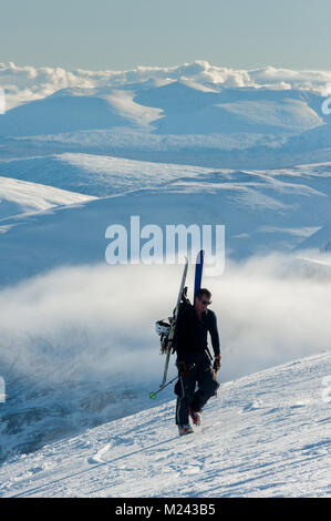 Paese indietro sciatore vertici Nevis gamma Fort William Foto Stock