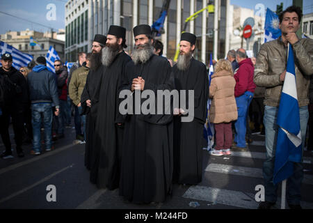 Atene, Grecia. 4 febbraio, 2018. I sacerdoti prendere parte a una manifestazione di protesta contro l'uso del nome Macedonia seguendo gli sviluppi sul problema con il paese vicino ad Atene, Grecia, 4 febbraio, 2018. Credit: Socrates Baltagiannis/dpa/Alamy Live News Foto Stock