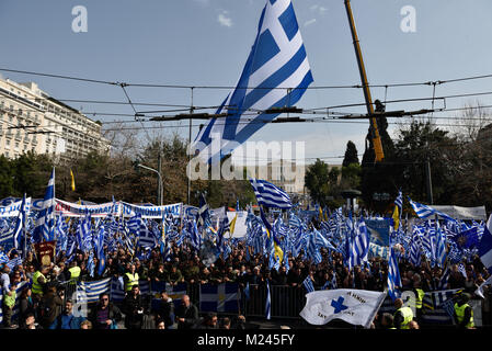 Atene, Grecia, 4 febbraio, 2018. Centinaia di migliaia di greci al rally di piazza Syntagma contro l'uso del termine "Macedonia" nel nome disputa con la EX REPUBBLICA IUGOSLAVA DI MACEDONIA ad Atene, in Grecia. Credito: Nicolas Koutsokostas/Alamy Live News. Foto Stock