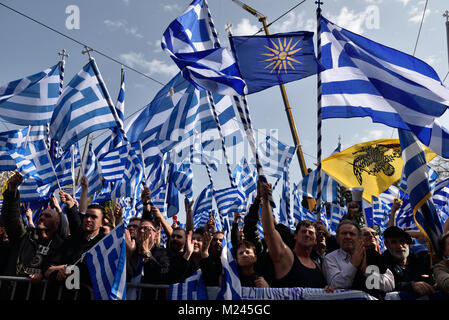 Atene, Grecia, 4 febbraio, 2018. Centinaia di migliaia di greci al rally di piazza Syntagma contro l'uso del termine "Macedonia" nel nome disputa con la EX REPUBBLICA IUGOSLAVA DI MACEDONIA ad Atene, in Grecia. Credito: Nicolas Koutsokostas/Alamy Live News. Foto Stock