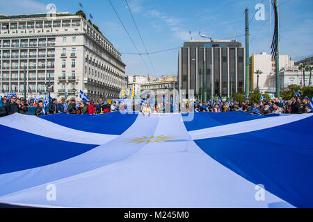 Atene, Grecia. 4 febbraio 2018. Atene proteste di massa contro l'uso del termine Macedonia Skopje nome controversia. Charalambos Andronos /Alamy Live News Foto Stock