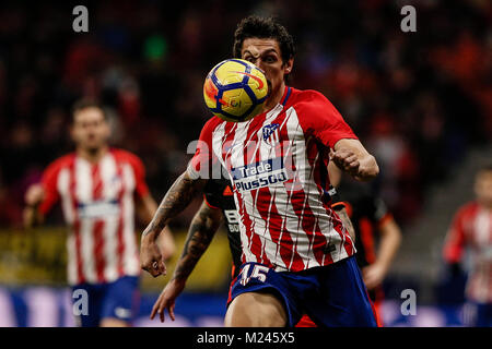 Stefan Savic (Atletico de Madrid) controlla la sfera La Liga match tra Atlético de Madrid vs Valencia CF a Wanda Metropolitano stadium in Spagna a Madrid, 4 febbraio 2018. Credito: Gtres Información más Comuniación on line, S.L./Alamy Live News Foto Stock