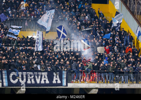 Napoli, Cmapania, Italia. 4 febbraio, 2018. I sostenitori di SSC Napoli in azione durante il campionato italiano di una partita tra SSC Napoli e Benevento a Ciro Vigorito Stadium. Credito: Ernesto Vicinanza/SOPA/ZUMA filo/Alamy Live News Foto Stock