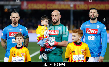 Napoli, Cmapania, Italia. 4 febbraio, 2018. Marek Hamsik e Pepe Reina di SSC Napoli posa davanti alla Serie italiana un match tra SSC Napoli e Benevento a Ciro Vigorito Stadium. Credito: Ernesto Vicinanza/SOPA/ZUMA filo/Alamy Live News Foto Stock