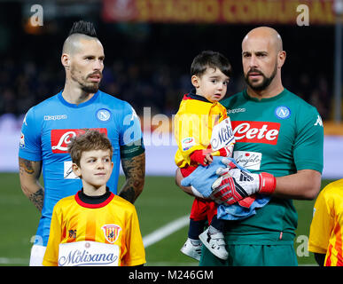 Napoli, Cmapania, Italia. 4 febbraio, 2018. Marek Hamsik e Pepe Reina di SSC Napoli posa davanti alla Serie italiana un match tra SSC Napoli e Benevento a Ciro Vigorito Stadium. Credito: Ernesto Vicinanza/SOPA/ZUMA filo/Alamy Live News Foto Stock