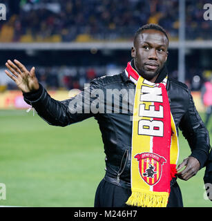 Napoli, Cmapania, Italia. 4 febbraio, 2018. Il nuovo acquisto di Benevento Bacary Sagna durante il campionato italiano di una partita tra SSC Napoli e Benevento a Ciro Vigorito Stadium. Credito: Ernesto Vicinanza/SOPA/ZUMA filo/Alamy Live News Foto Stock