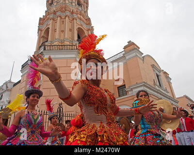 Peruviano ballerino femmina prende parte alla Vergine di Candelaria festival nelle strade principali di Lima's downtown. Popolare a Puno, del Perù e della Bolivia, il festival è stato esportato verso la capitale del Perù, da highland i migranti e i loro discendenti. Foto Stock