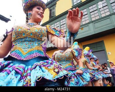 Peruviano ballerine prendere parte alla Vergine di Candelaria festival nelle strade principali di Lima's downtown. Popolare a Puno, del Perù e della Bolivia, il festival è stato esportato verso la capitale del Perù, da highland i migranti e i loro discendenti. Foto Stock