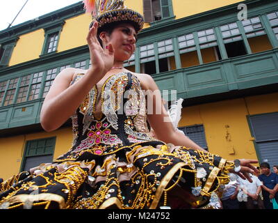 Peruviano ballerine prendere parte alla Vergine di Candelaria festival nelle strade principali di Lima's downtown. Popolare a Puno, del Perù e della Bolivia, il festival è stato esportato verso la capitale del Perù, da highland i migranti e i loro discendenti. Foto Stock