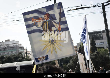 Atene, Grecia. 4 febbraio, 2018. Una targhetta visibile durante la dimostrazione. Migliaia di manifestanti sono scesi in strada di Atene per la ''Macedonia è greco " dimostrazione di protesta loro vicino del nord paese (FYROM) utilizzare il termine Macedonia a nome del loro paese. Credito: Nikolas Joao Kokovlis/SOPA/ZUMA filo/Alamy Live News Foto Stock