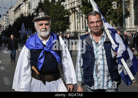 Atene, Grecia. 4 febbraio, 2018. Due manifestanti hanno visto la dimostrazione.Migliaia di manifestanti sono scesi in strada di Atene per la ''Macedonia è greco " dimostrazione di protesta loro vicino del nord paese (FYROM) utilizzare il termine Macedonia a nome del loro paese. Credito: Nikolas Joao Kokovlis/SOPA/ZUMA filo/Alamy Live News Foto Stock