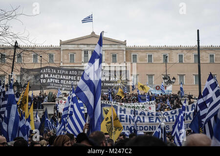 Atene, Grecia. 4 febbraio, 2018. Manifestanti hanno visto di fronte al parlamento greco. Migliaia di manifestanti sono scesi in strada di Atene per la ''Macedonia è greco " dimostrazione di protesta loro vicino del nord paese (FYROM) utilizzare il termine Macedonia a nome del loro paese. Credito: Nikolas Joao Kokovlis/SOPA/ZUMA filo/Alamy Live News Foto Stock