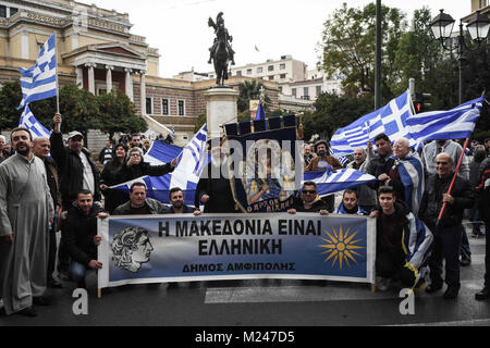 Atene, Grecia. 4 febbraio, 2018. Un gruppo religioso visto la dimostrazione.Migliaia di manifestanti sono scesi in strada di Atene per la ''Macedonia è greco " dimostrazione di protesta loro vicino del nord paese (FYROM) utilizzare il termine Macedonia a nome del loro paese. Credito: Nikolas Joao Kokovlis/SOPA/ZUMA filo/Alamy Live News Foto Stock