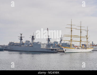 Constanta, Romania. 3 febbraio, 2018. HMS DUncan e HMS Enterprise dal Regno Unito, uniti da TCG Gaziantep e TCG AKÇAY dalla Turchia, arrestato per un giorno nel porto di Constanta. Paolo Brummell CMG, Regno Unito Ambasciatore di Romania, ha dichiarato durante la sua visita che il nero mare 'rimarrà un mare libero'. Credito: Mihai Popa/Alamy Live News Foto Stock