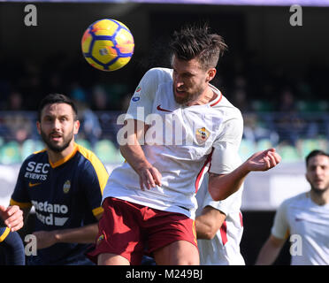 Verona, Italia. 4 febbraio, 2018. Kevin Strootman (C) di Roma compete nel corso di una serie di una partita di calcio tra Roma e Verona a Verona, Italia, Febbraio 4, 2018. Roma ha vinto 1-0. Credito: Alberto Lingria/Xinhua/Alamy Live News Foto Stock