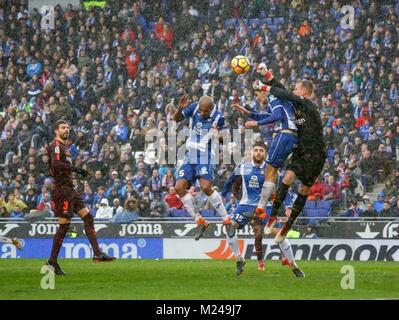 Barcellona, Spagna. 4 febbraio, 2018. Barcellona il portiere Marc Andre Ter Stegen (1R) compete durante un campionato spagnolo partita di calcio tra Espanyol e Barcellona in Barcellona, Spagna, Febbraio 4, 2018. La partita è finita 1-1. Credito: Joan Gosa/Xinhua/Alamy Live News Foto Stock