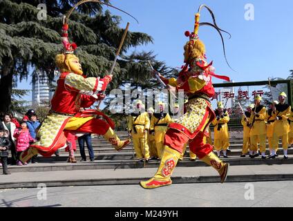 Zhengzhou, Zhengzhou, Cina. 3 febbraio, 2018. Zhengzhou, Cina-3a febbraio 2018: attori in costume del re delle scimmie in Zhengzhou, centrale cinese della Provincia di Henan. Credito: SIPA Asia/ZUMA filo/Alamy Live News Foto Stock