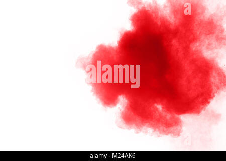 Abstract polvere rossa opener su sfondo bianco. Rosso di esplosione di polvere su sfondo bianco. Congelare il movimento delle particelle di colore rosso splash. Foto Stock