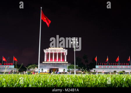 HANOI, VIETNAM - 22 Maggio 2017: Ba Dình Square affollate di visitatori e il Mausoleo di Ho Chi Minh ad Hanoi Vietnam durante la notte. Su questo luogo presidente Ho Ch