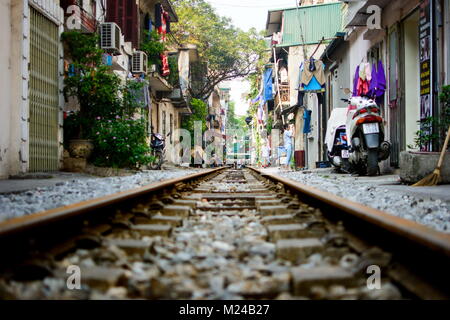 HANOI, VIETNAM - 23 Maggio 2017: Hanoi via treno con la ferrovia che passa attraverso il quartiere che rappresenta le cattive condizioni di vita. Viaggio Vietnam Foto Stock