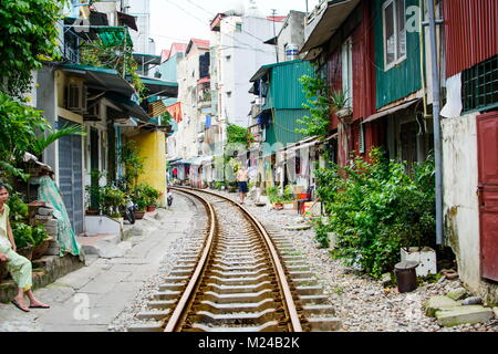 HANOI, VIETNAM - 23 Maggio 2017: Hanoi via treno con la ferrovia che passa attraverso il quartiere che rappresenta le cattive condizioni di vita. Viaggio Vietnam Foto Stock