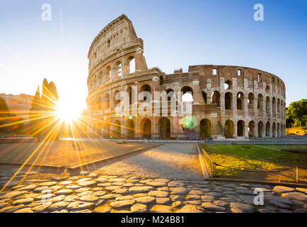 Colosseo di sunrise, Roma. Architettura di Roma e punto di riferimento. Roma Colosseo è uno dei più noti monumenti di Roma e in Italia Foto Stock