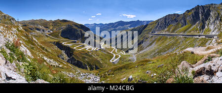 Panorama del famoso passo di montagna San Gottardo in Svizzera Foto Stock