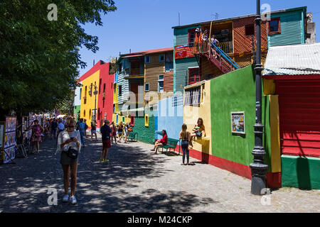 Unindentified persone a Caminito street a La Boca, Buenos Aires, Argentina. Foto Stock