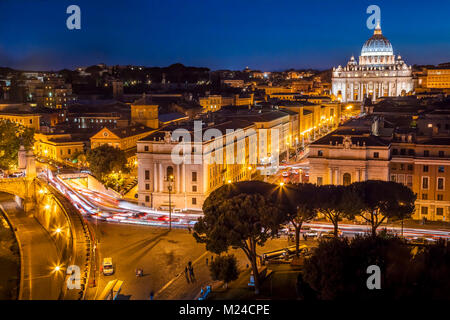 Vista notturna di San Pietro e la Città del Vaticano a Roma, Italia. Roma San Pietro è una delle principali attrazioni di Roma e in Italia Foto Stock