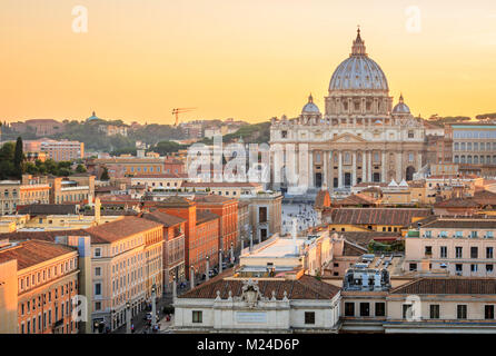 Vista al tramonto di San Pietro e la Città del Vaticano a Roma, Italia. Roma San Pietro è una delle principali attrazioni di Roma e in Italia Foto Stock