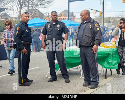 Tre African American poliziotti in piedi insieme durante la celebrazione di strada nel centro di Montgomery in Alabama, Stati Uniti. Foto Stock