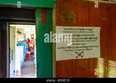 : Vietato fumare in treno, , stato Shan, Myanmar (Birmania) Foto Stock