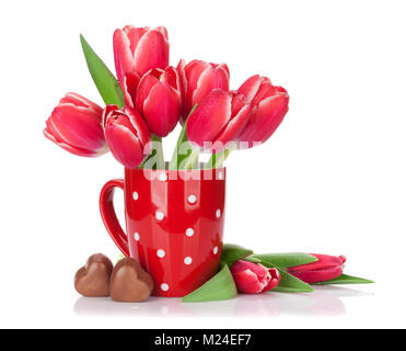 Red tulip bouquet di fiori in tazza di cioccolato e di cuori. Il giorno di San Valentino biglietto di auguri. Isolato su sfondo bianco Foto Stock