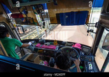 : Autobus a ponte stradale, , Stato Mon, Myanmar (Birmania) Foto Stock