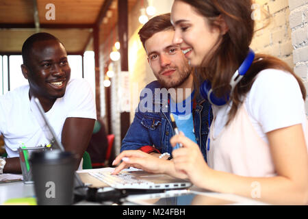 La diversità di avvio al lavoro di squadra Riunione di brainstorming concetto.Business Team collaboratori condivisione economia mondiale relazione documento portatile.persone che lavorano la pianificazione avvia.Gruppo Giovani Hipsters discutendo Cafe Foto Stock