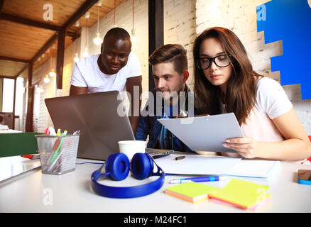 La diversità di avvio al lavoro di squadra Riunione di brainstorming concetto.Business Team collaboratori condivisione economia mondiale relazione documento portatile.persone che lavorano la pianificazione avvia.Gruppo Giovani Hipsters discutendo Cafe Foto Stock