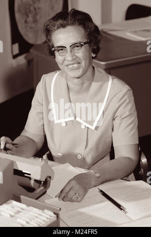 Katherine Johnson, uno della NASA "computer umano' presenti nel film figure nascoste, alla sua scrivania nel 1962 presso la NASA Langley Research Center in cui ha effettuato i calcoli complessi che hanno permesso a esseri umani di raggiungere con successo il volo spaziale. Foto Stock