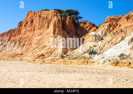 Scogliere rosso alla spiaggia di Falesia nella regione di Algarve, PORTOGALLO Foto Stock