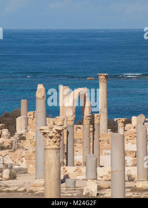 Le rovine romane di Sabratha in riva al mare Foto Stock