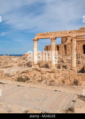 Le rovine romane di Sabratha con pavimento a mosaico Foto Stock