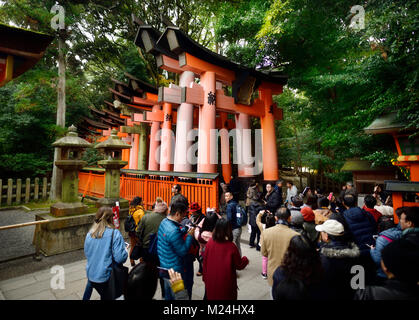 I turisti entrare Senbon Torii il percorso che conduce ai santuari interna di Fushimi Inari Taisha Sacrario di testa in Fushimi Ward, Kyoto, Giappone 2017 Foto Stock