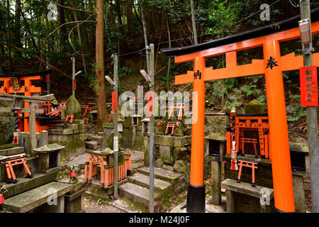 Migliaia di piccole culto privato santuari Shintoisti, Tsuka, A Fushimi testa Inari-Taisha Santuario di Fushimi Ward, Kyoto, Giappone Foto Stock